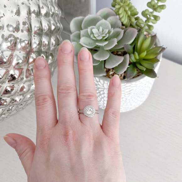 Genuine Swarovski Attract Round Ring - Picture 5 of 6